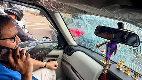 திரிணமூல் காங்கிரஸ் எம்எல்ஏ கார் மீது முட்டை, கல் வீச்சு