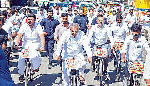 போதையில்லா தமிழகம் என்ற விழிப்புணர்வு சைக்கிள் பேரணியை தாராபுரத்தில் தொடங்கிவைத்து சைக்கிள் ஓட்டிச் சென்ற அமைச்சர்கள் ஆனந்த், அருண்ராஜ், பர்வேஸ் உள்ளிட்டோர்.