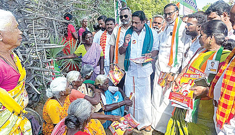 மதுராந்தகம் இடைத்தேர்தலில் தவெக வேட்பாளர் மரகதம் குமர வேலுக்கு ஆதரவாக வேடந்தாங்கல், மொரப்பாக்கம் ஊராட்சிகளில் காங்கிரஸ் மற்றும் தவெக நிர்வாகிகள் பொதுமக்களிடம் வாக்கு சேகரித்தனர்.
