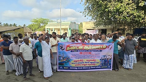 ராமேசுவரம் மீன்பிடி அனுமதி டோக்கன் வழங்கும் அலுவலகம் எதிரே நடைபெற்ற மீனவர்களின் ஆர்ப்பாட்டம்.