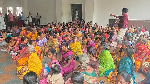 விருதுநகர் அருகே பொது இடம் ஆக்கிரமிப்பை அகற்றக்கோரி  ஆட்சியர் அலுவலகம் முற்றுகை