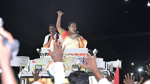 மதுராந்தகம் நெல்வாய் இணைப்பு சாலை பகுதியில் திமுக வேட்பாளர் பரந்தாமனுக்கு ஆதரவாக வாக்கு சேகரிப்பில் ஈடுபட்ட தேமுதிக பொதுச் செயலாளர் பிரேமலதா.