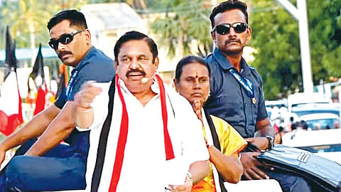 தாராபுரம் சட்டப்பேரவைத் தொகுதிக்கு உள்பட்ட குண்டடம் பகுதியில் நடைபெற்ற தேர்தல் பிரச்சாரத்தில் அதிமுக வேட்பாளர் கே.பானுமதியை ஆதரித்துப் பேசிய அக்கட்சியின் பொதுச் செயலாளர் பழனிசாமி.