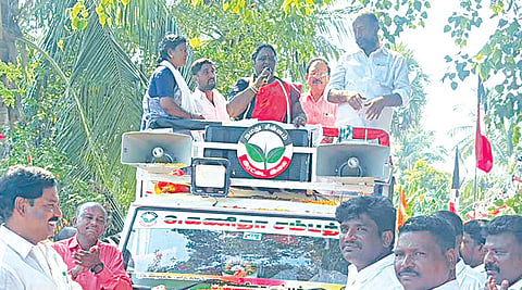 அதிமுக மாவட்டச் செயலாளர் சிட்லபாக்கம் ச.ராஜேந்திரன் தலைமையில் வாக்கு சேகரித்த வேட்பாளர் கணிதா சம்பத். உடன் முன்னாள் அமைச்சர் டி.கே.எம்.சின்னையா, முன்னாள் எம்எல்ஏ தன்சிங் உள்ளிட்டோர்.