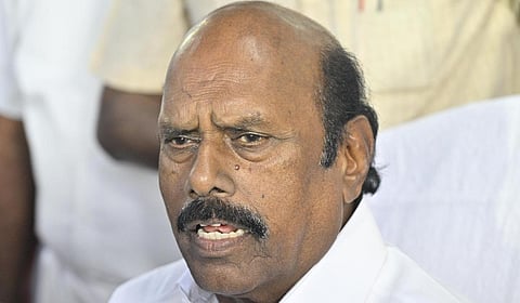 ஏரியில் சட்டவிரோதமாக மணல் கடத்தல்: முன்னாள் அமைச்சர் எ.வ.வேலு, மகன் மீது வழக்குப்பதிவு