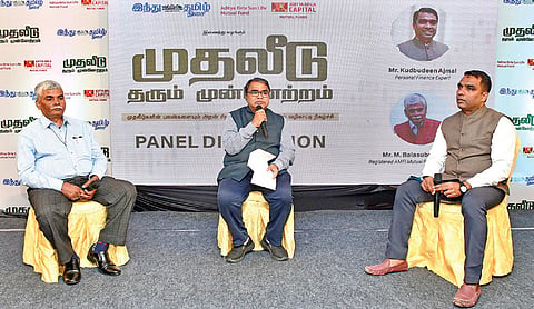 மதுரையில் நடந்த ‘முதலீடு தரும் முன்னேற்றம்’ நிகழ்ச்சியில் குழு விவாதத்தில் பங்கேற்ற ஆதித்யா பிர்லா சன் லைஃப் ஏஎம்சி லிமிடெட் - மண்டல மேலாளர் ராஜேந்திர பெண்டி, பரஸ்பர நிதி விநியோகிப்பாளர் எம்.பாலசுப்பிரமணியன், நிதி நிபுணர் குத்புதீன் அஜ்மல்.