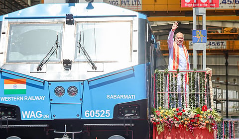 குஜராத்தில் நாட்டின் முதல் எல்என்ஜி ரயில் - கொடியசைத்து தொடங்கி வைத்தார் அமித் ஷா