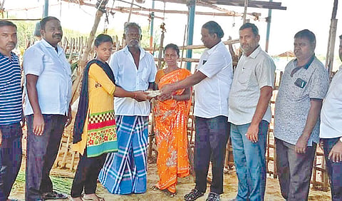 கோவில்பட்டி மாணவியின் மருத்துவப் படிப்புக்கு ஆரம்பப் பள்ளி ஆசிரியர் கூட்டணி சார்பில் நிதியுதவி வழங்கப்பட்டது.