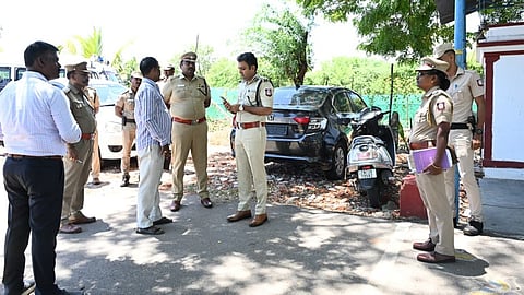 கொலைச் சம்பவம் நடைபெற்ற இடத்தில் திருநெல்வேலி மாநகர காவல் ஆணையர் சஞ்சய் விசாரணை மேற்கொண்டார்
