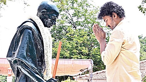 மகாத்மா காந்தி சிலைக்கு மாலை அணிவித்து மரியாதை செலுத்திய முதல்வர் விஜய்.