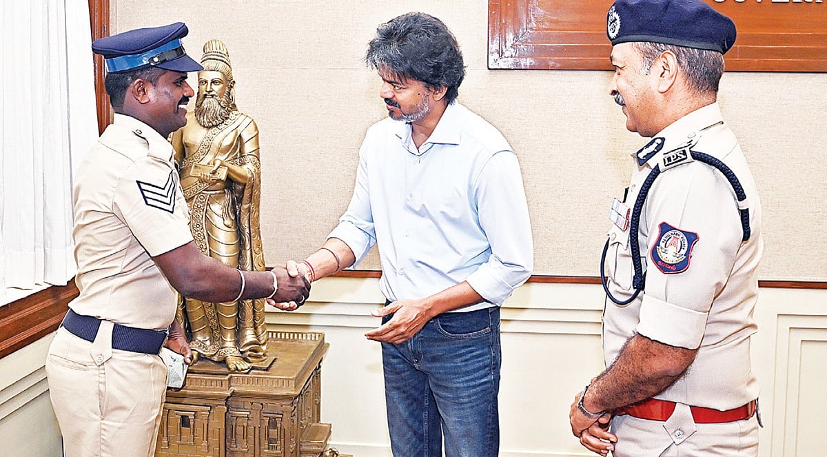 குட்கா கடத்தலை தடுத்த காவலருக்கு முதல்வர் விஜய் பாராட்டு