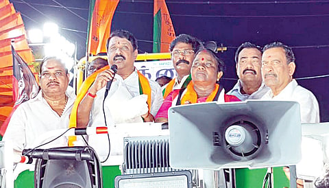 மதுராந்தகம் சட்டப்பேரவை தொகுதியின் இடைத்தேர்தலில் அதிமுக சார்பில் போட்டியிடும் கணிதா சம்பத்துக்கு ஆதரவாக, பாஜகவின் மாநிலத் தலைவர் நயினார் நாகேந்திரன் நேற்று பிரச்சாரத்தில் ஈடுபட்டார்.