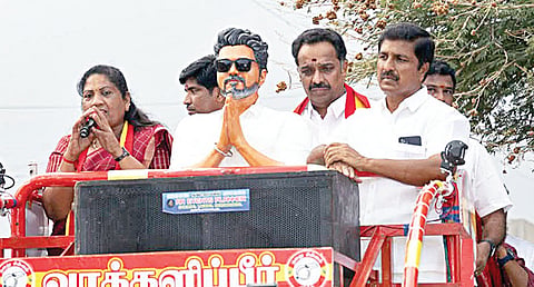தாராபுரம் தொகுதியில் விஜய்யின் மெழுகுச் சிலையை முன்னிறுத்தி தேர்தல் பிரச்சாரத்தில் ஈடுபட்ட தவெக வேட்பாளர் சத்யபாமா.