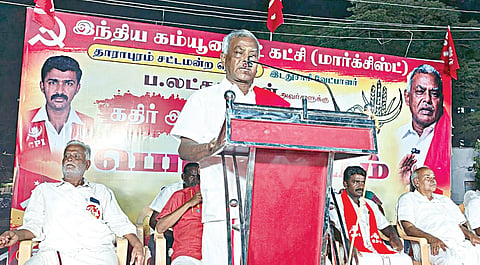 தாராபுரத்தில் நேற்று நடைபெற்ற பொதுக்கூட்டத்தில் இந்திய கம்யூனிஸ்ட் வேட்பாளர் லட்சுமணனை ஆதரித்துப் பேசிய மார்க்சிஸ்ட் மாநிலச் செயலாளர் பெ.சண்முகம். 