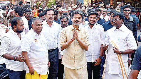 மதுரை மீனாட்சி அம்மனை தரிசிக்க வந்த முதல்வர் விஜய். உடன் அமைச்சர்கள்.
