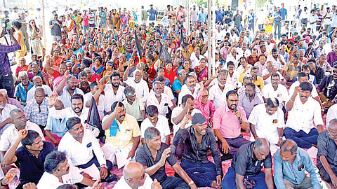 தமிழக அரசின் புதிய தலைமைச் செயலகம் அமைவதற்கு எதிர்ப்பு தெரிவித்து, மீனவ கிராம மக்கள் ஒன்று கூடி சென்னை பட்டினப்பாக்கம் சீனிவாசபுரத்தில் கண்டன ஆர்ப்பாட்டத்தில் ஈடுபட்டனர். | படம்: எல்.சீனிவாசன் |