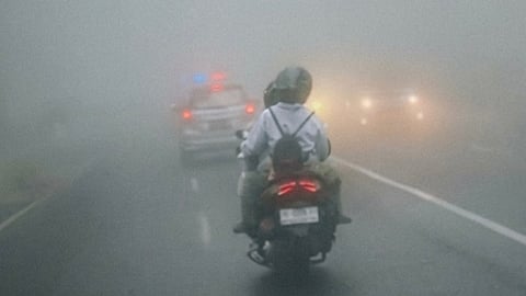 கொடைக்கானலில் அடர்ந்த பனிமூட்டம் - ரசித்த சுற்றுலாப் பயணிகள் 