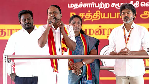 முதல்வர் விஜய் மேடையில் அமைச்சர் செங்கோட்டையன் 