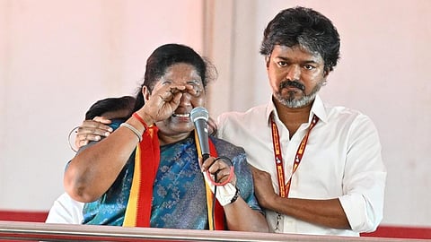சத்யபாமாவை தேற்றிய முதல்வர் விஜய்.