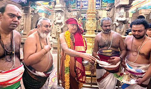 மதுரை மீனாட்சி அம்மன் கோயிலுக்கு வருகை புரிந்த காஞ்சி சங்கர மடத்தின் பீடாதிபதி விஜயேந்திர சரஸ்வதி சுவாமிகளுக்கு சிறப்பு வரவேற்பு அளிக்கப்பட்டது. 