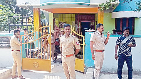 தஞ்சாவூர் கீழவாசல் பகுதியில் நேற்று சிறப்பு புலனாய்வு பிரிவு போலீஸார் சோதனை நடத்திய வீடு. 