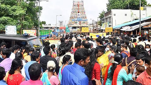 வடபழனி முருகன் கோயிலில் 30 அடி தூரத்தில் இருந்து சுவாமி தரிசனம்: கூட்டத்தைக் கட்டுப்படுத்த புதிய விதிமுறைகள்