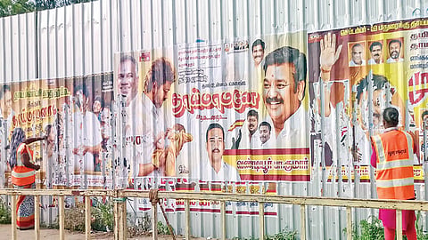 மதுரை தெப்பக்குளம் பகுதியில் முதல்வரை வரவேற்று தவெகவினர் ஒட்டிய போஸ்டர்களை கிழித்த மாநகராட்சி தூய்மை பணியாளர்கள். 