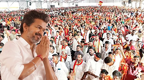 தாராபுரம் தொகுதியில் நேற்று நடைபெற்ற பொதுக்கூட்டத்தில் முதல்வர் விஜய் பேச்சை கேட்க திரண்டிருந்த கூட்டம்.
