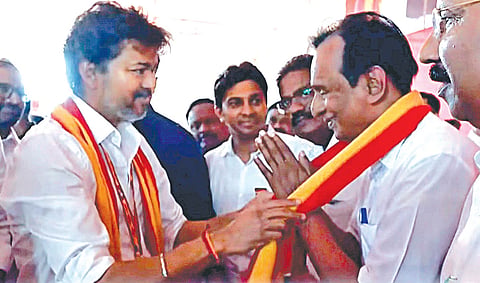 செம்மலையை துண்டு அணிவித்து வரவேற்ற விஜய். 