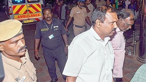 ரங்கம் கோயில் நில மோசடி வழக்கில் கைது செய்யப்பட்ட திமுக நிர்வாகி ராம்குமாரை மருத்துவப் பரிசோதனைக்காக திருச்சி அரசு மருத்துவமனைக்கு அழைத்து வந்த போலீஸார்.படம்: ர. செல்வமுத்துகுமார்