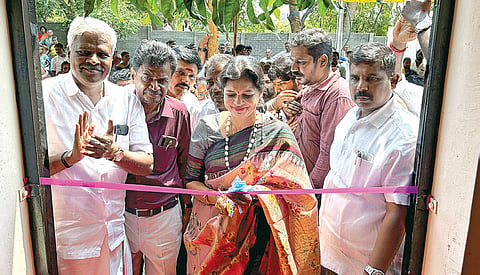 திருவண்ணாமலையில் நவீன சுகாதார வளாகத்தை திறந்துவைத்த தருமபுரி எம்எல்ஏ சவுமியா அன்புமணி. 