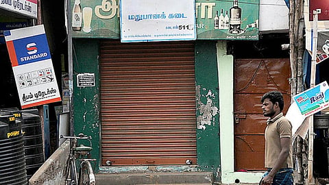 காந்தி ஜெயந்தி தினத்தில் மது விற்பனை கூடாது: மாவட்ட ஆட்சியர் எச்சரிக்கை