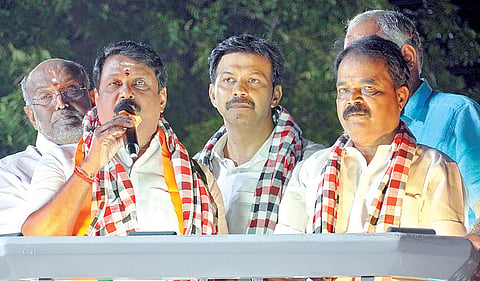 தாராபுரம் தொகுதி மூலனூரில் அதிமுக வேட்பாளர் பானுமதிக்கு ஆதரவாக நேற்று பிரச்சாரம் செய்த பாஜக மாநிலத் தலைவர் நயினார் நாகேந்திரன்.