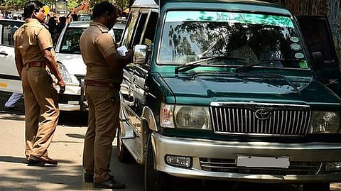 கிராமங்களில் பறக்கும் படையினர் தீவிர வாகன சோதனை