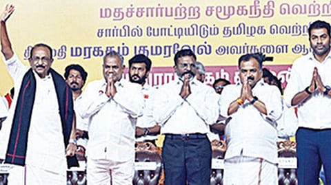 தவெக வேட்பாளர் மரகதம் குமரவேலை ஆதரித்து மதச்சார்பற்ற சமூகநீதி வெற்றிக் கூட்டணி பிரச்சாரப் பொதுக்கூட்டம் மதுராந்த கத்தில் நேற்று நடந்தது. மதிமுக பொதுச் செயலாளர் வைகோ, தமிழக காங்கிரஸ் தலைவர் மாணிக்கம் தாகூர், விசிக தலைவர் திருமாவளவன், அமைச்சர்கள் ஆனந்த், ஆதவ் அர்ஜுனா, விஸ்வநாதன் உள்ளிட்டோர் பங்கேற்றனர். படம்: எம்.முத்துகணேஷ்