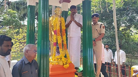 காந்தி சிலைக்கு மாலை அணிவித்து மரியாதை செலுத்திய எம்எல்ஏ டிகேஎஸ்எம் மீனாட்சி சுந்தரம்