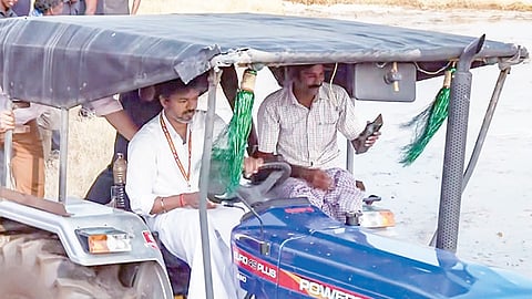 மதுராந்தகம் தொகுதியில் தவெக வேட்பாளர் மரகதம் குமரவேலை ஆதரித்து முதல்வர் விஜய் நேற்று பிரச்சாரம் செய்தார். அப்போது, மதுராந்தகம் ஊருக்குள் சென்ற முதல்வர் விஜய், டிராக்டரில் நஞ்சை உழவு ஓட்டினார்.