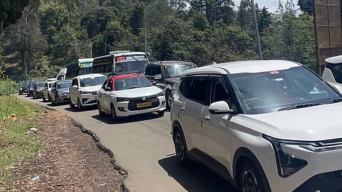 தொடர் விடுமுறை எதிரொலி - கொடைக்கானலில் கடும் போக்குவரத்து நெரிசல்