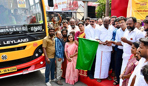 மாவட்ட ஆட்சியர் நிஷாந்த் கிருஷ்ணா கொடியசைத்து தொடங்கி வைத்தார்.