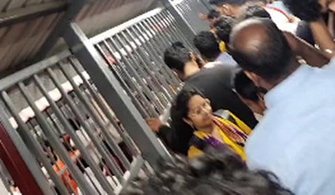 திருமலையில் அலைமோதும் பக்தர்கள் -  சுவாமி தரிசனம் செய்ய 30 மணி நேரம் காத்திருப்பு