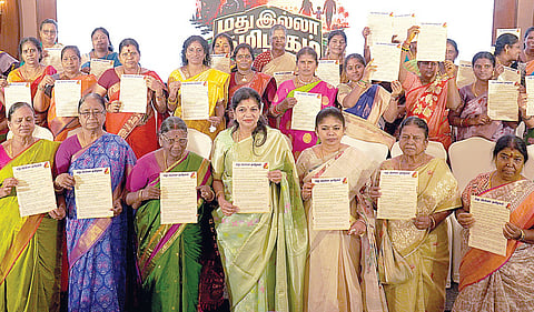 மகாத்மா காந்தியின் 158-வது பிறந்தநாளை முன்னிட்டு, ‘மது இல்லா தமிழகம்’ என்ற புதிய இயக்கத்தை பசுமைத் தாயகம் தலைவர் சவுமியா அன்புமணி நேற்று சென்னையில் தொடங்கி வைத்தார். படம்: எல்.சீனிவாசன்