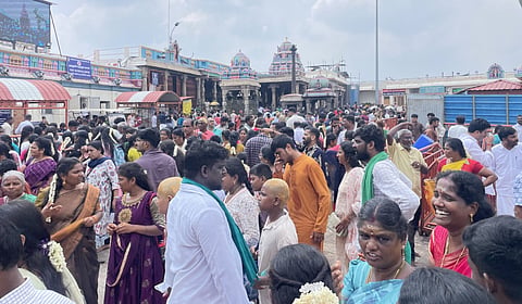 தொடர் விடுமுறை எதிரொலி - பழனியில் குவியும் பக்தர்கள்