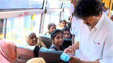 ‘வெற்றிப் பயணம்’ திட்டத்தை தொடங்கி வைத்து மகளிருக்கு பேருந்து டிக்கெட் வழங்கிய முதல்வர் விஜய்.