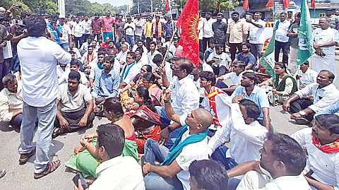 பிளக்​ஸ் பேனரை அகற்​றியதை கண்​டித்து தா​ராபுரத்​தில்​ நேற்​று சாலை மறியலில்​ ஈடு​பட்​ட நாதகவினர்​. 