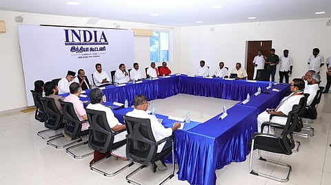 இண்டியா கூட்டணி கட்சிகளின் மாநில அளவிலான தலைவர்களின் ஆலோசனைக் கூட்டம் சென்னை சத்தியமூர்த்தி பவனில் நேற்று நடைபெற்றது. இதில், தமிழக காங்கிரஸ் தலைவர் மாணிக்கம் தாகூர், தவெக சார்பில் ஆதவ் அர்ஜூனா, விசிக தலைவர் திருமாவளவன், மதிமுக பொதுச் செயலாளர் வைகோ, மார்க்சிஸ்ட் கம்யூனிஸ்ட் மாநில செயலாளர் பெ.சண்முகம், இந்திய யூனியன் முஸ்லிம் லீக் மாநில பொதுச் செயலாளர் கே.ஏ.எம்.முஹம்மது அபூபக்கர், இந்தியக் கம்யூனிஸ்ட் தேசியக் குழு உறுப்பினர் டாக்டர் ஜி.ஆர்.ரவீந்திரநாத் ஆகியோர் பங்கேற்றனர்