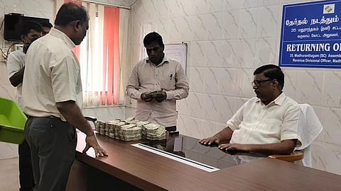 மதுராந்தகத்தில் வாகன சோதனையில் பறிமுதல் செய்யப்பட்ட ரூ.47.10 லட்சம் ரொக்கத்தை கருவூலத்தில் பறக்கும் படையினர் ஒப்படைத்தனர்.