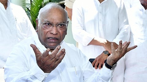“மக்களவை, அனைத்து பேரவைகளையும் கலைக்க வேண்டும். ஏனெனில்...” -  கார்கே விவரிப்பு