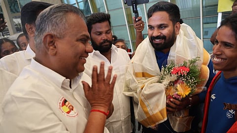 கோவை விமான நிலையத்தில் தடகள வீராங்கனை வித்யா ராம்ராஜை வரவேற்ற நீர்வளத்துறை அமைச்சர் என்.ஆனந்த் உள்ளிட்டோர்.