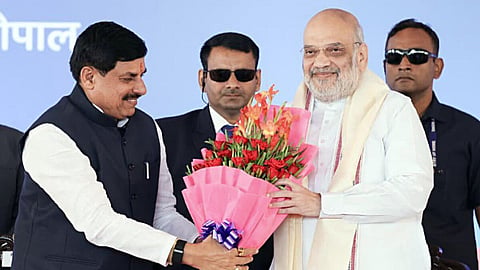 மத்திய உள்துறை அமைச்சர் அமித் ஷாவுக்கு பூங்கொத்து கொடுத்து வரவேற்கும் முதல்வர் மோகன் யாதவ்
