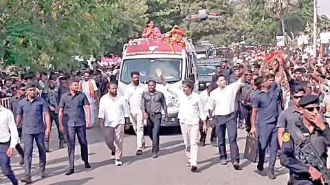 தாராபுரம் தொகுதியில் நேற்று பிரச்சாரம் மேற்கொண்ட முதல்வர் விஜய், மூலனூர் கோயிலில் சுவாமி தரிசனம் செய்துவிட்டு, சாலையில் நடந்து சென்று அங்கு திரண்டிருந்த மக்களிடம் ஆதரவு திரட்டினார்.